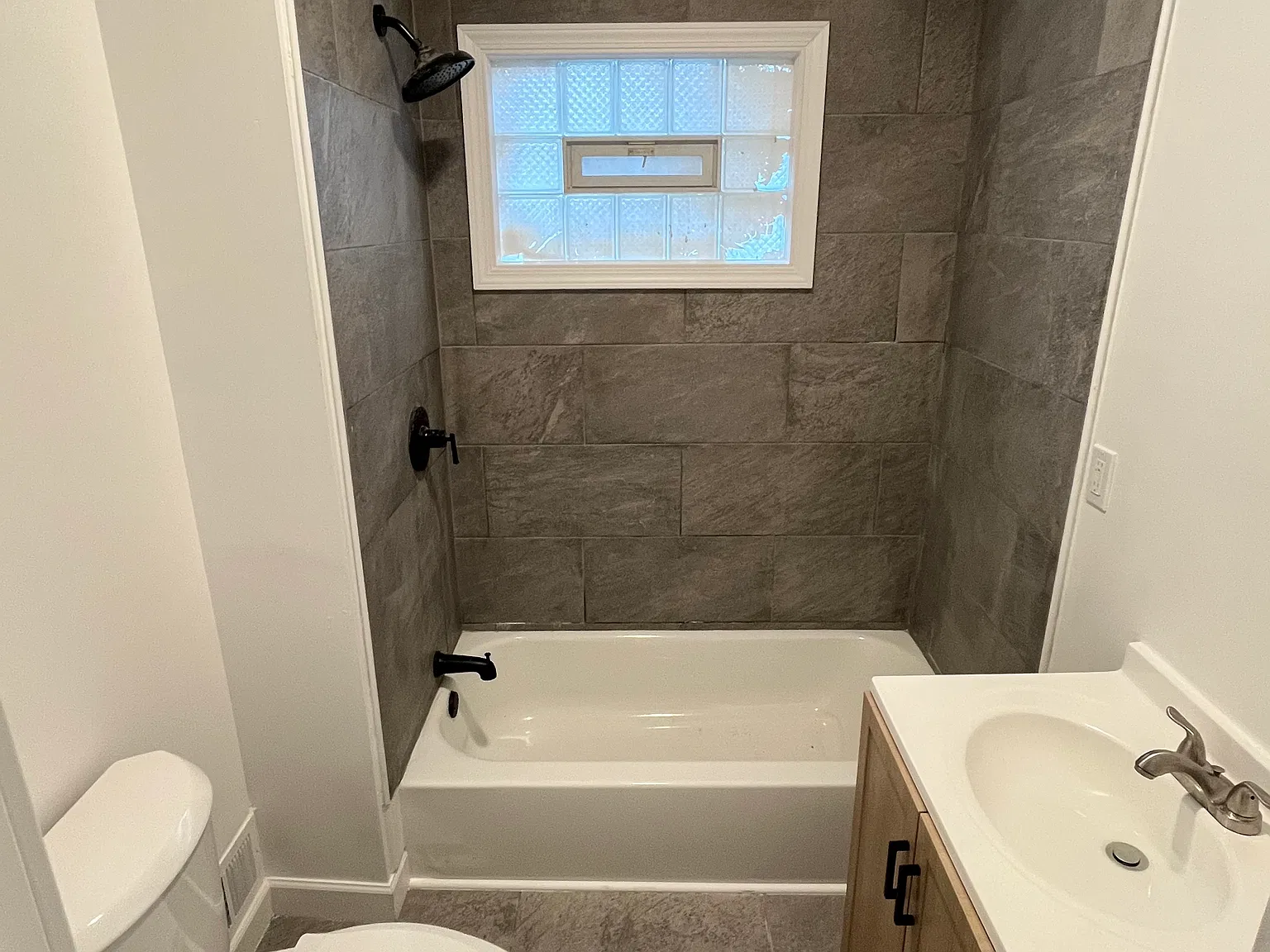 3 bed, 977 sqft, $1,800 — Photo 3