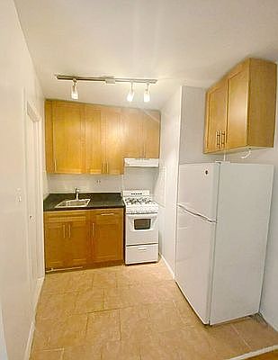 4th image of 310 W 14th St APT A