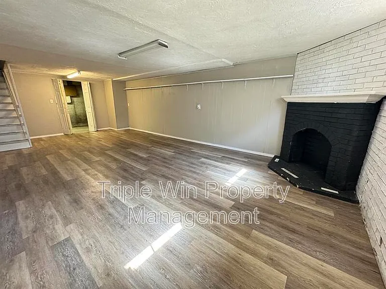 513 Coachway Ln — Photo 33