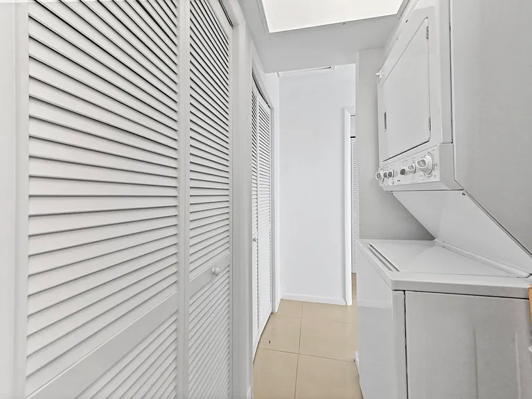 2755 NE 28th Ave #F1 — Photo 14