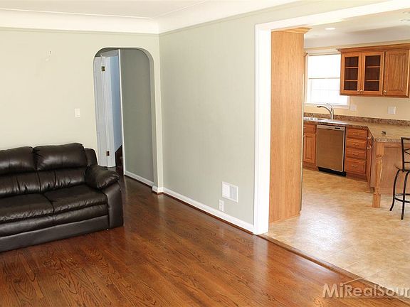 3rd image of 746 Loraine St