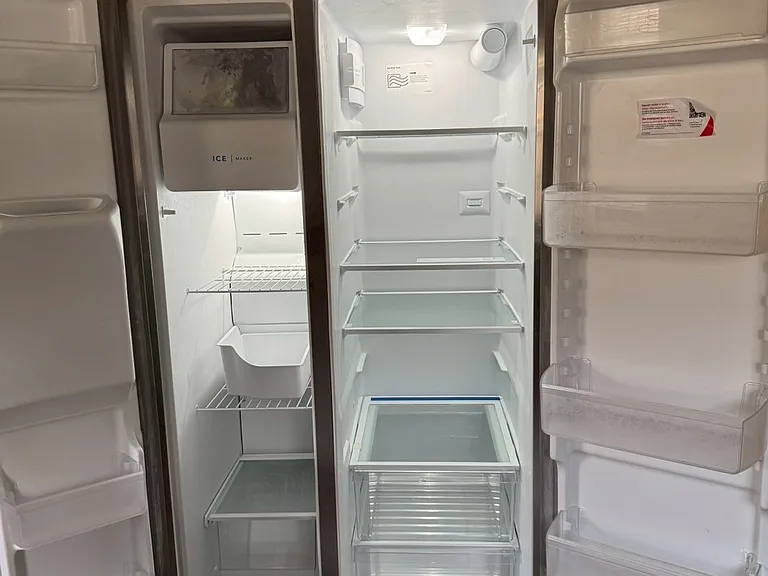 __ Refrigerator
"Brand-new stainless steel refrigerator _ clean, energy-efficient, and spacious for all your groceries."
