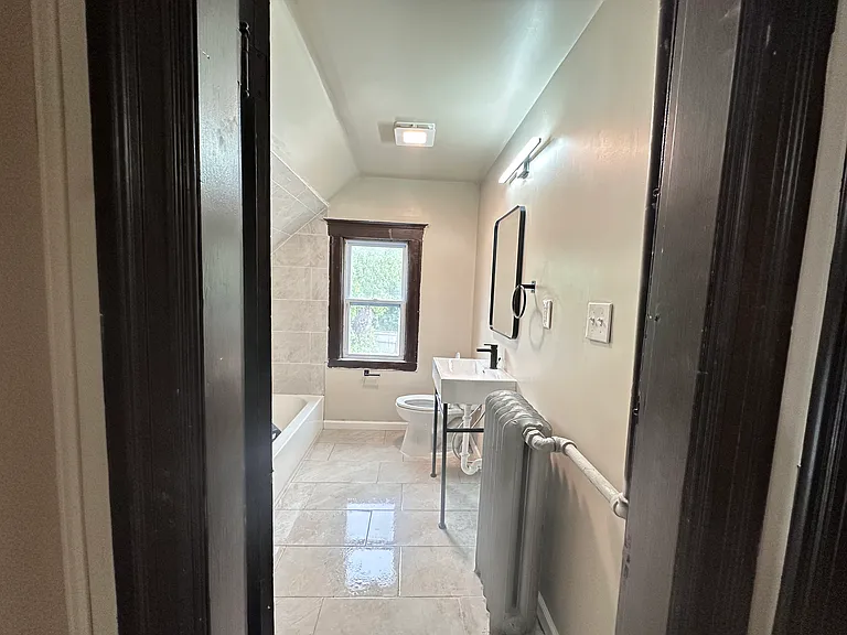Upstairs full bathroom