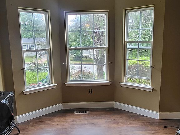 4th image of 3102 W Summit Ave