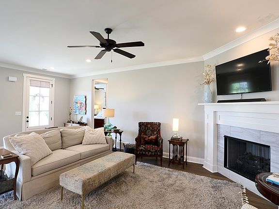 3rd image of 527 Shreve Oak Cir