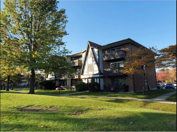 16 Crestview Ln Unit 2, Vernon Hills, IL 60061