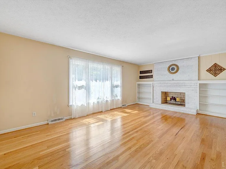 405 Oakland Cir — Photo 5