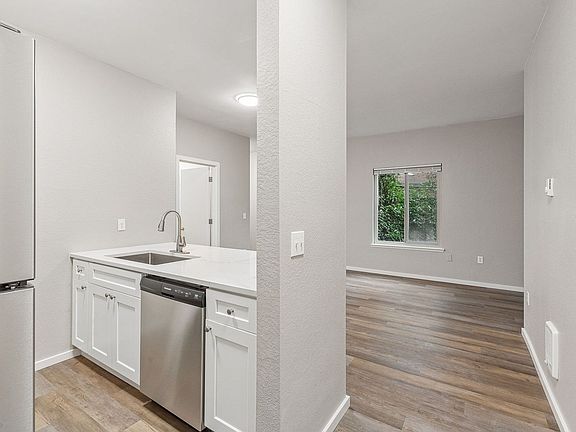 3rd image of 1202 E Pine St Unit 305