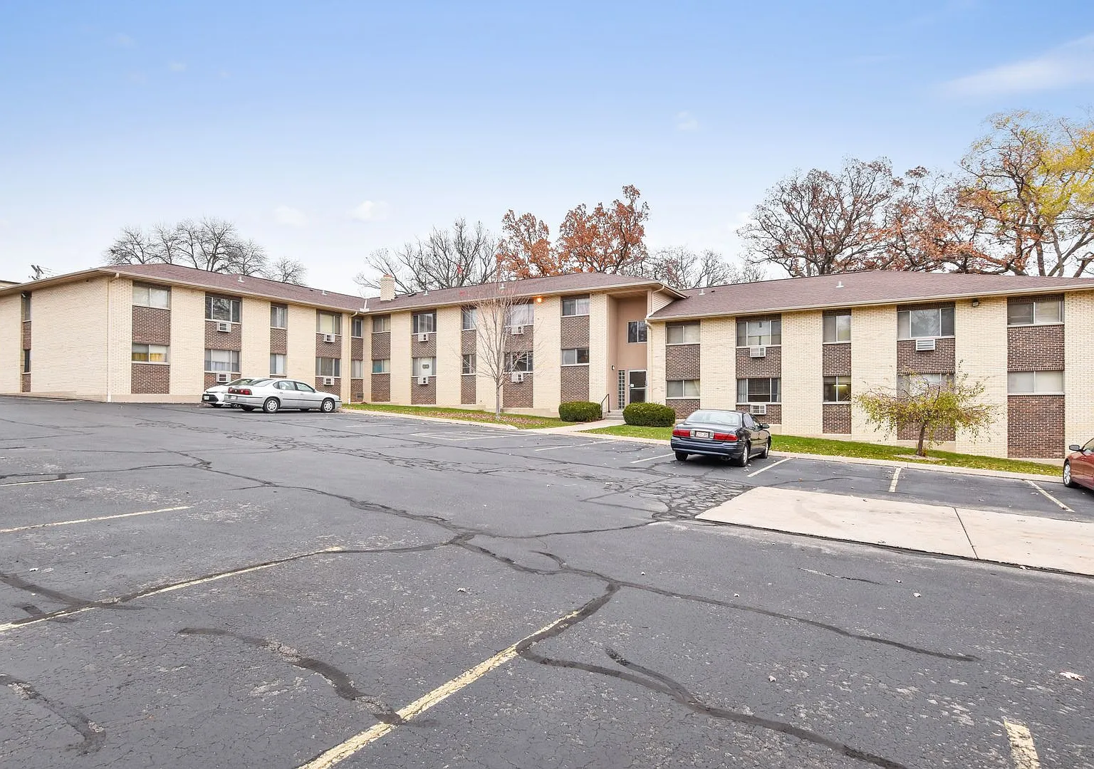 Executive East Apartments — Photo 3