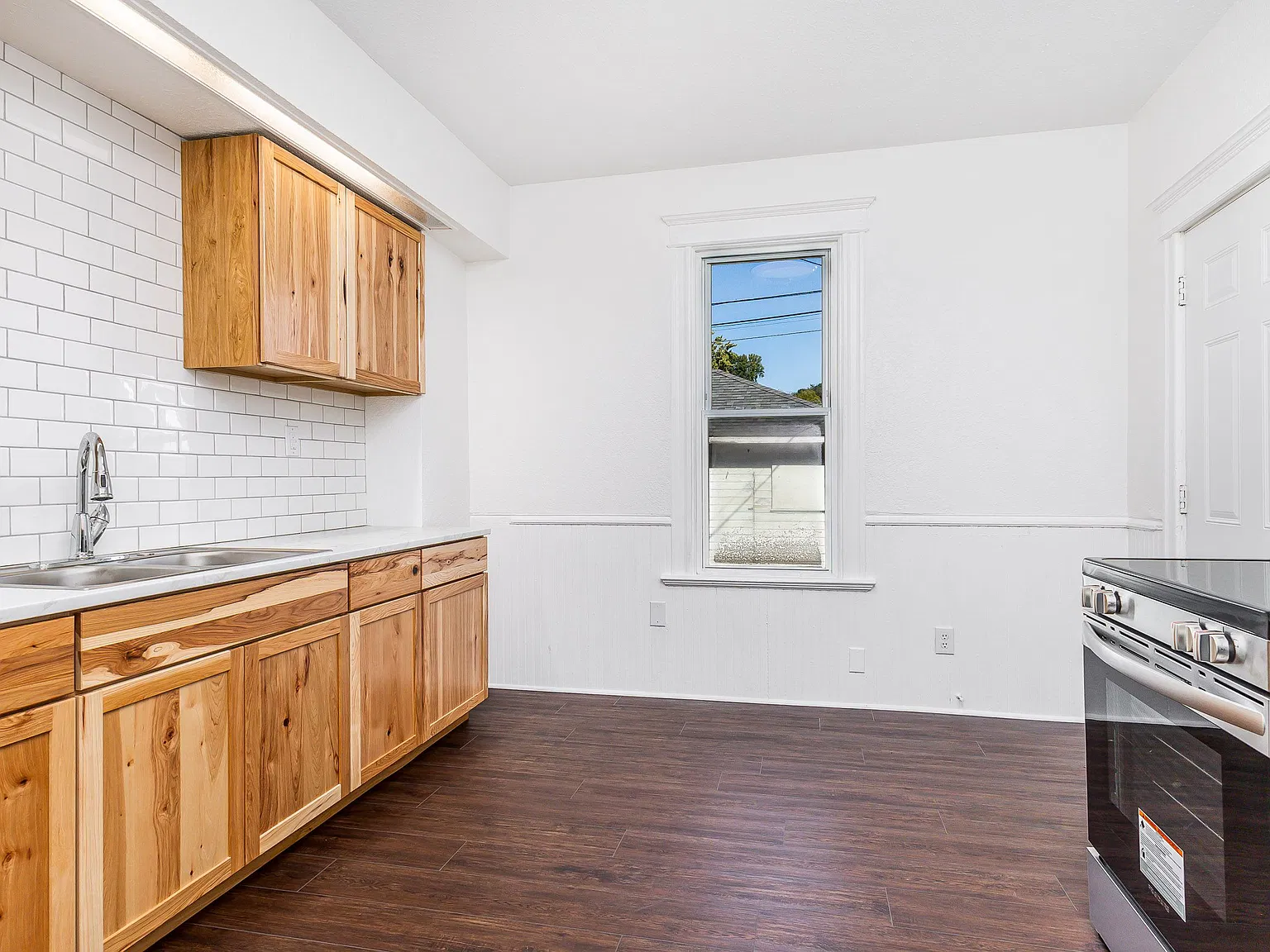 3 bed, 1.0 bath, 1200 sqft, $1,400 — Photo 2