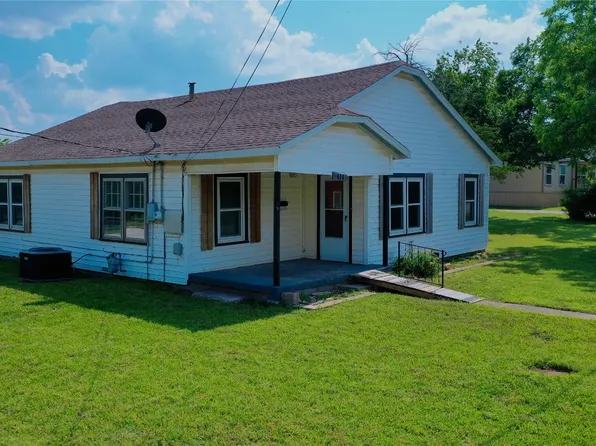 414 E Locust St, Nocona, TX 76255