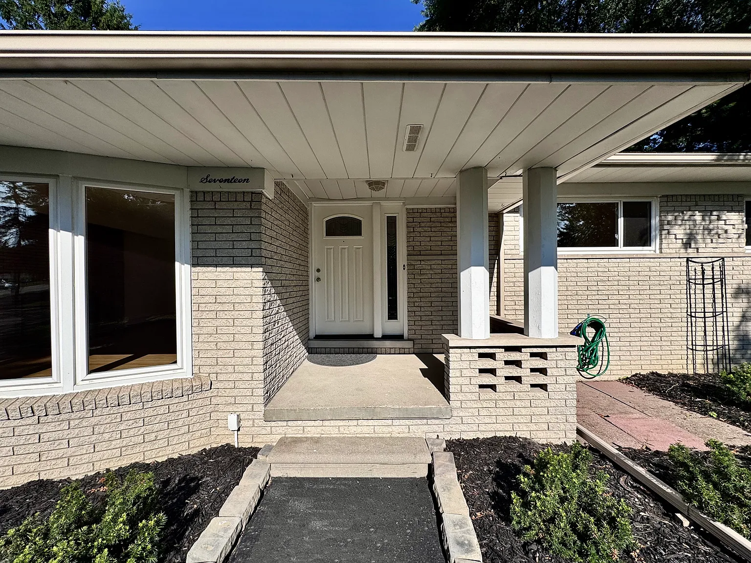 3 bed, 2.5 bath, 2055 sqft, $2,800 — Photo 3