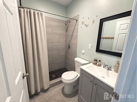 5th image of 24 Sanford St