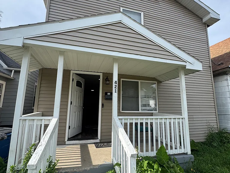 421 E Streicher St — Photo 1