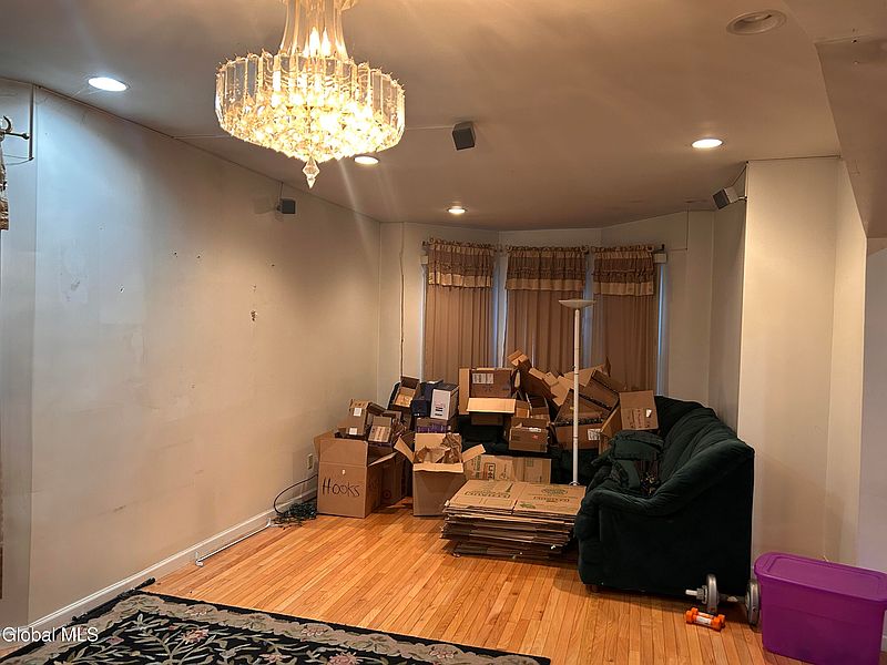 5th image of 42 Kelton Avenue