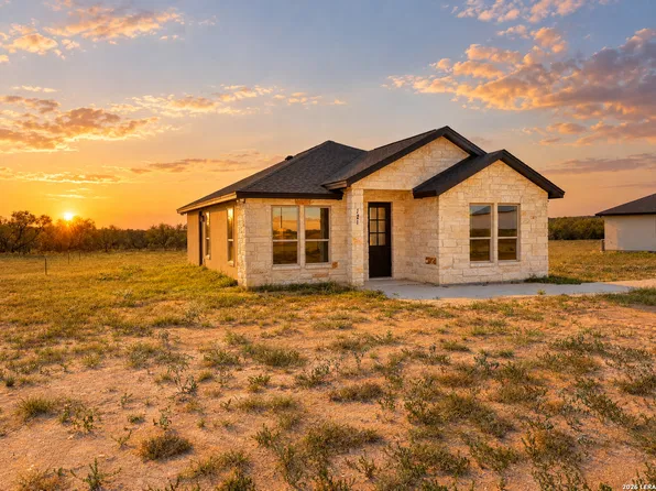 121 Camino Verde Ct, La Vernia, TX 78121