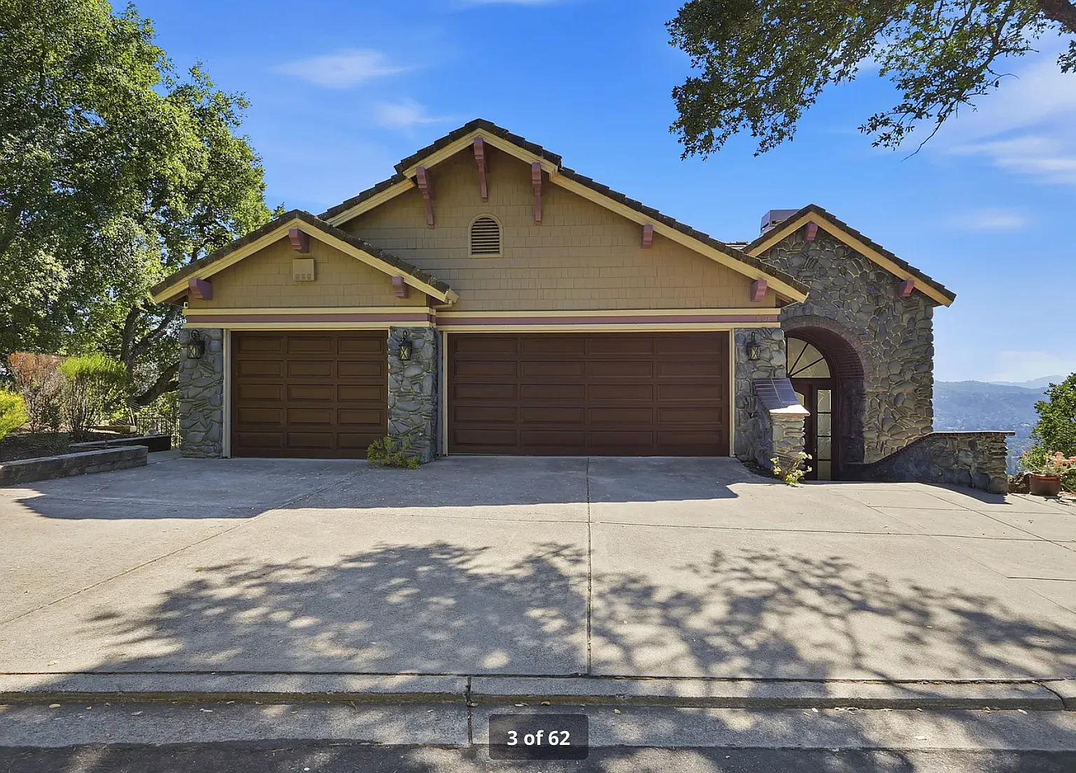 6 bed, 3.5 bath, 4117 sqft, $8,800 — Photo 2