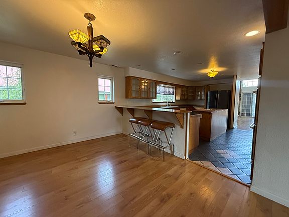 3rd image of 520 Ash St