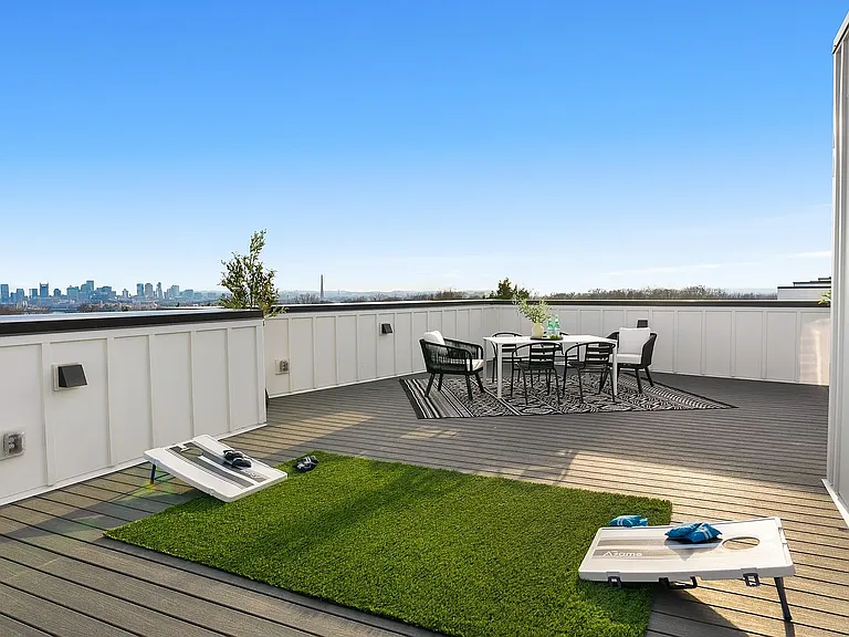506 W Trinity Ln — Photo 2