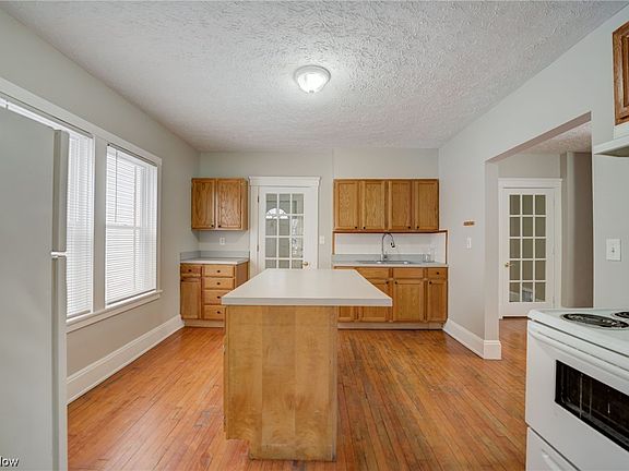 4th image of 2056 Lark St