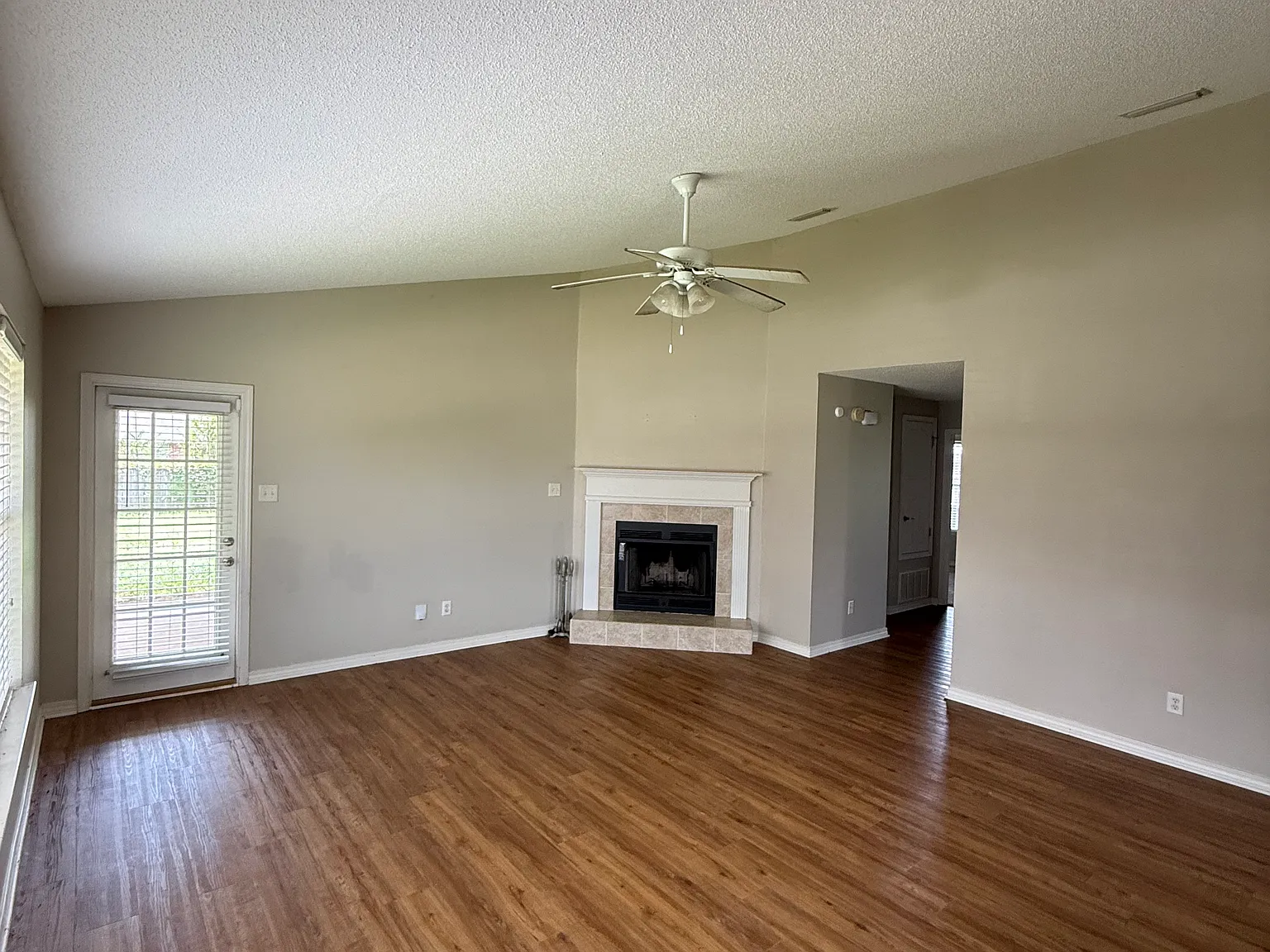 3 bed, 1402 sqft, $1,850 — Photo 3
