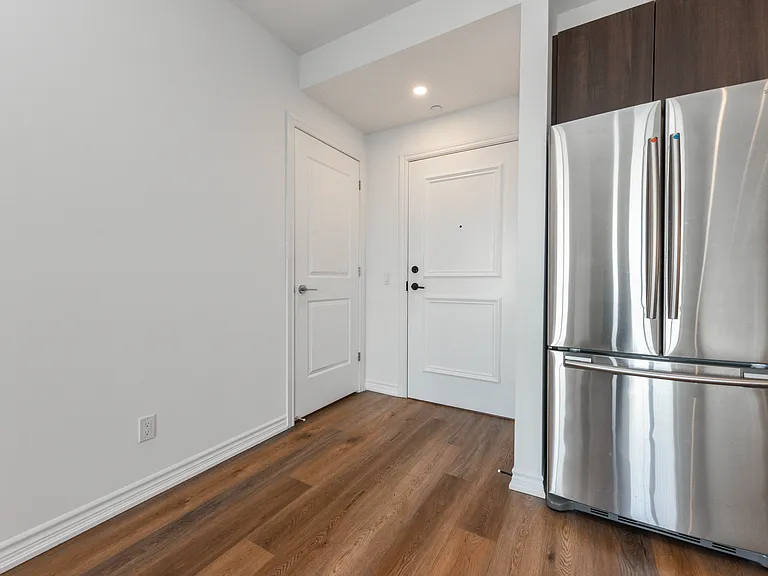 571 Prince Edward Dr N — Photo 13
