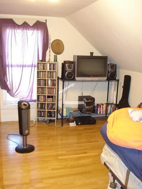 2nd image of 33 Ashford St
