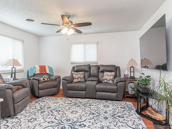 4th image of 414 Karen Ave