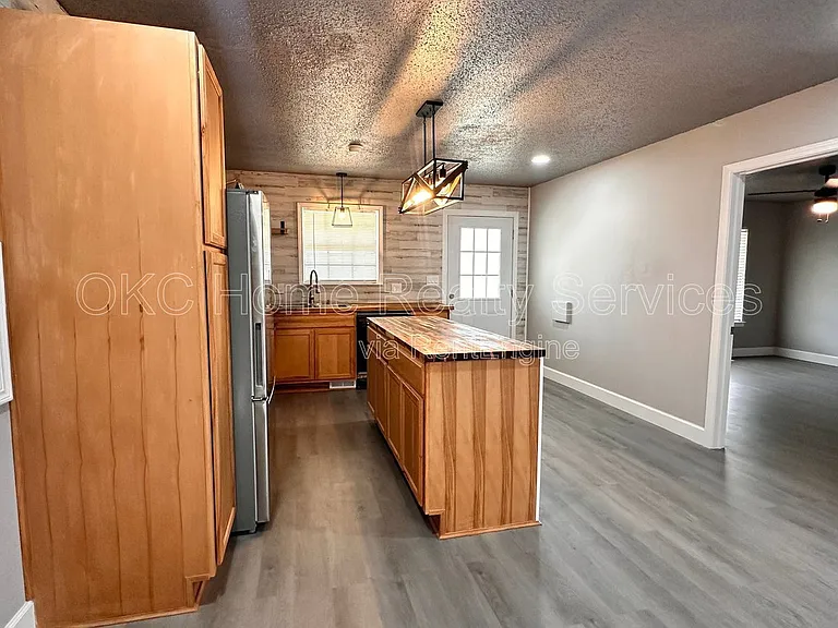 1617 N Christine Dr — Photo 8