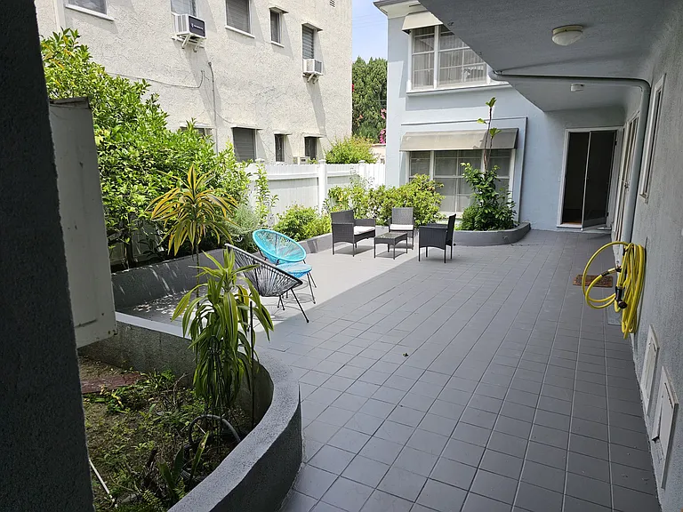 236 S Rexford Dr #1/4 — Photo 8