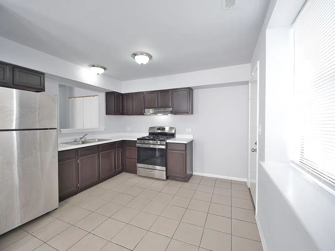 3 bed, 1.0 bath, 700 sqft, $1,400 — Photo 3