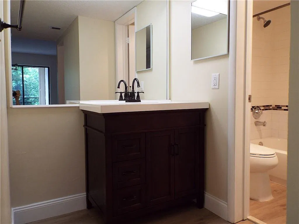 2 bed, 1100 sqft, $1,950 — Photo 2