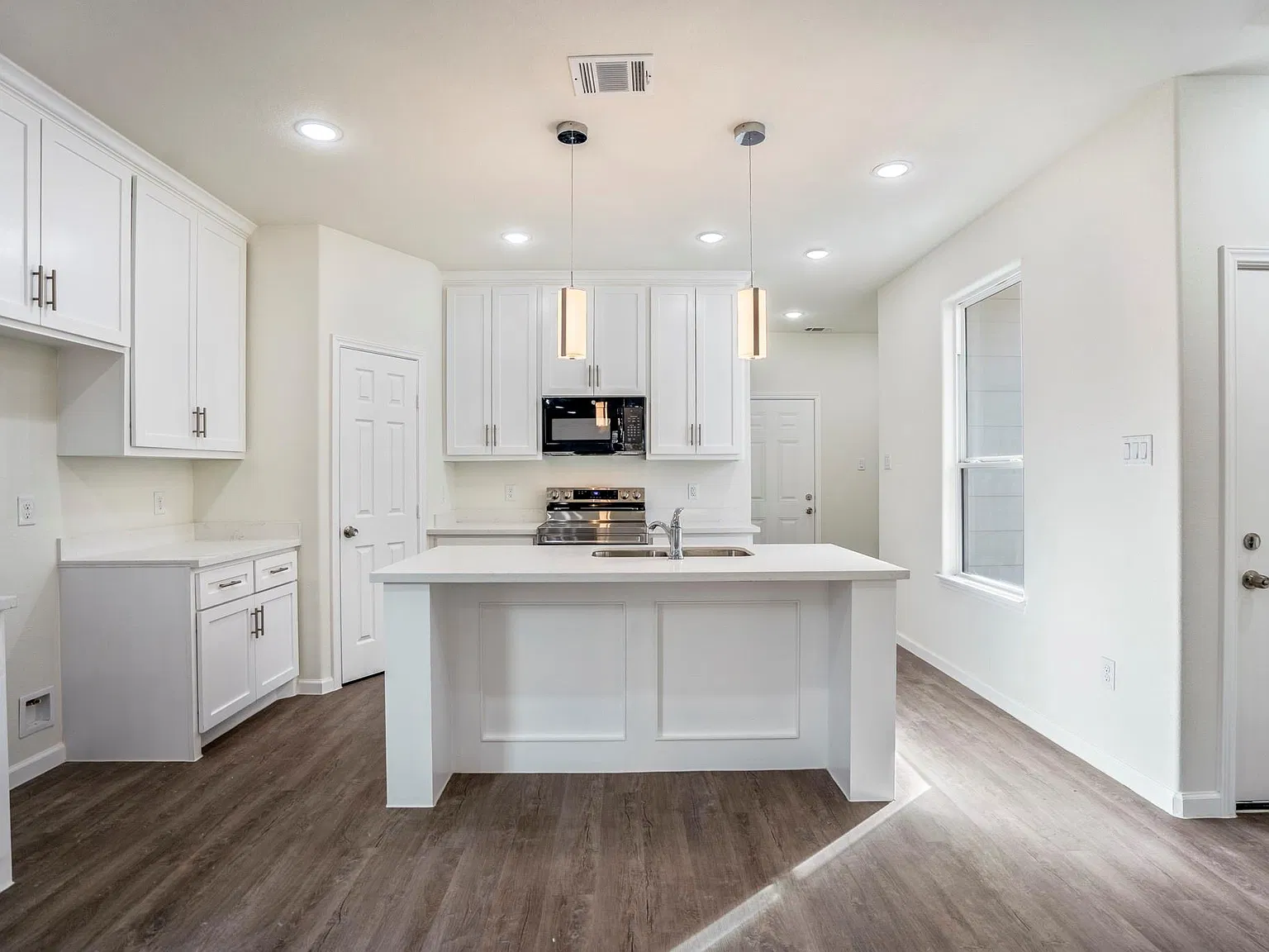3 bed, 2.5 bath, 1885 sqft, $2,095 — Photo 3