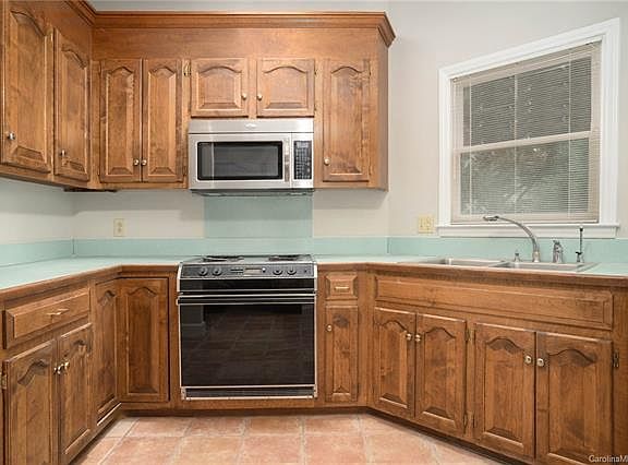 2nd image of 208 Chateau Dr