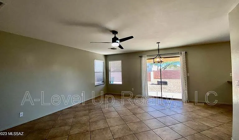 721 W Flaming Arrow Dr — Photo 2