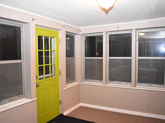 Spacious front entrance area