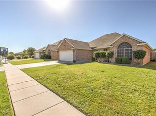 909 Raenae Dr, Burleson, TX 76028