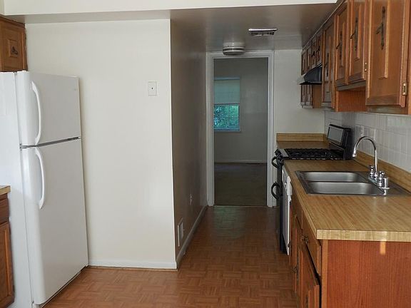 5th image of 3427 Castle Hill Dr