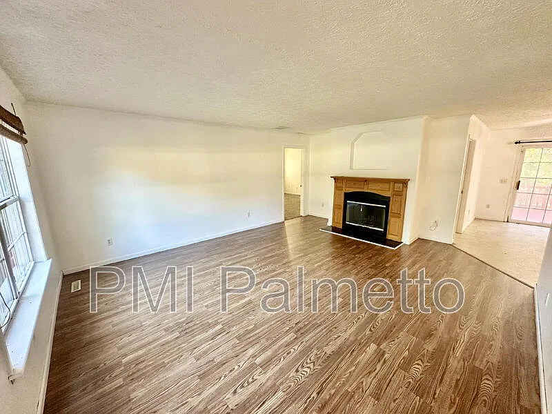4 bed, 2.0 bath, 1800 sqft, $1,745 — Photo 4
