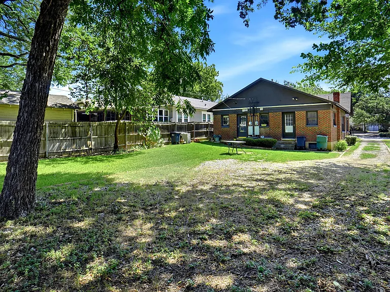 1806 Clover Ln — Photo 14