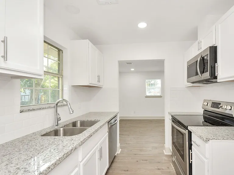 1501 Maiden Ln — Photo 12