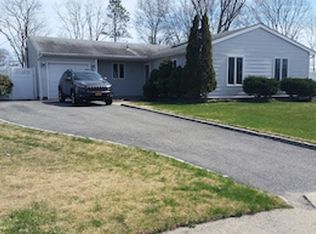 73 Rudder Dr, Holtsville, NY 11742