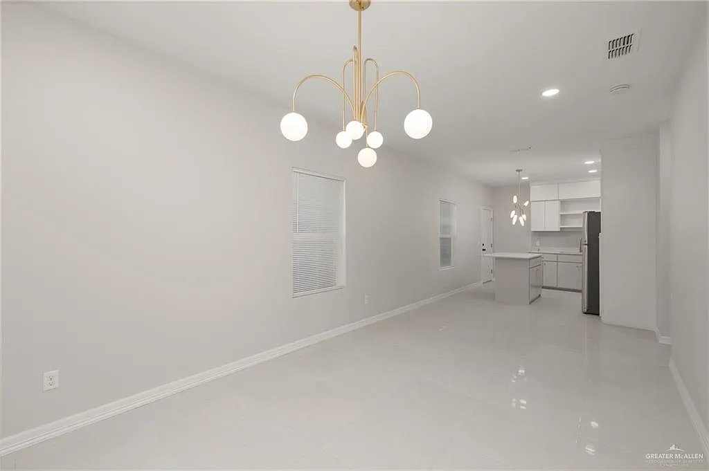 3 bed, 2.0 bath, 4250 sqft, $1,200 — Photo 3