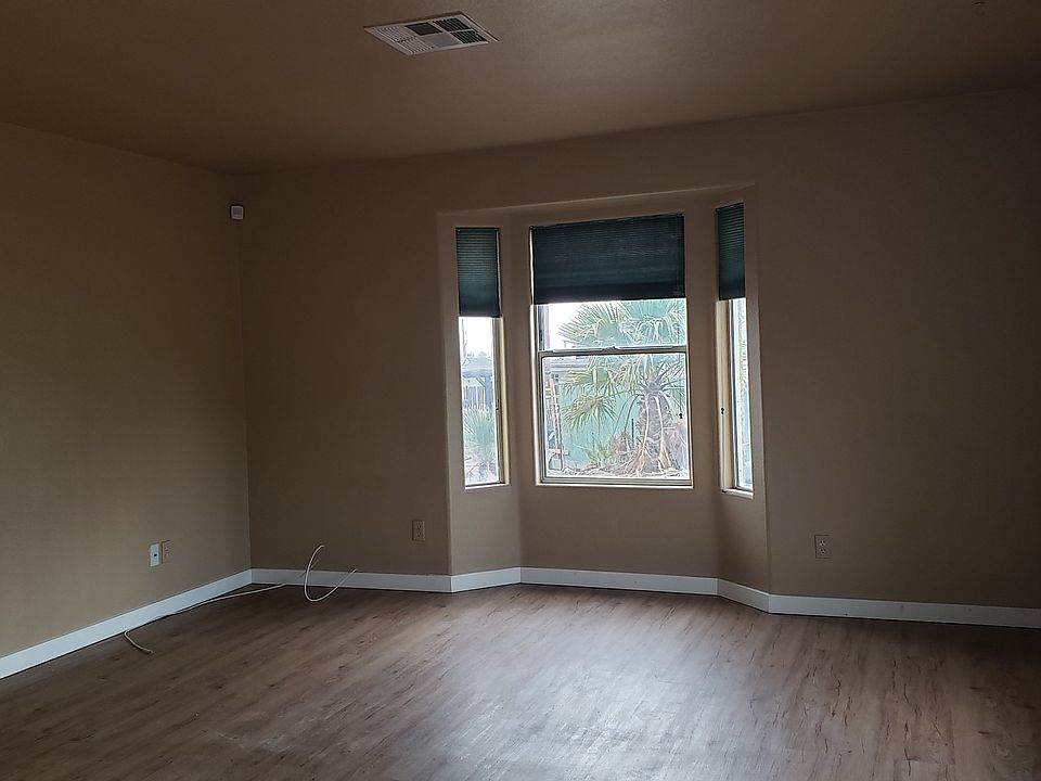 Living Room - Bay Window with Lrg Picture window on Right