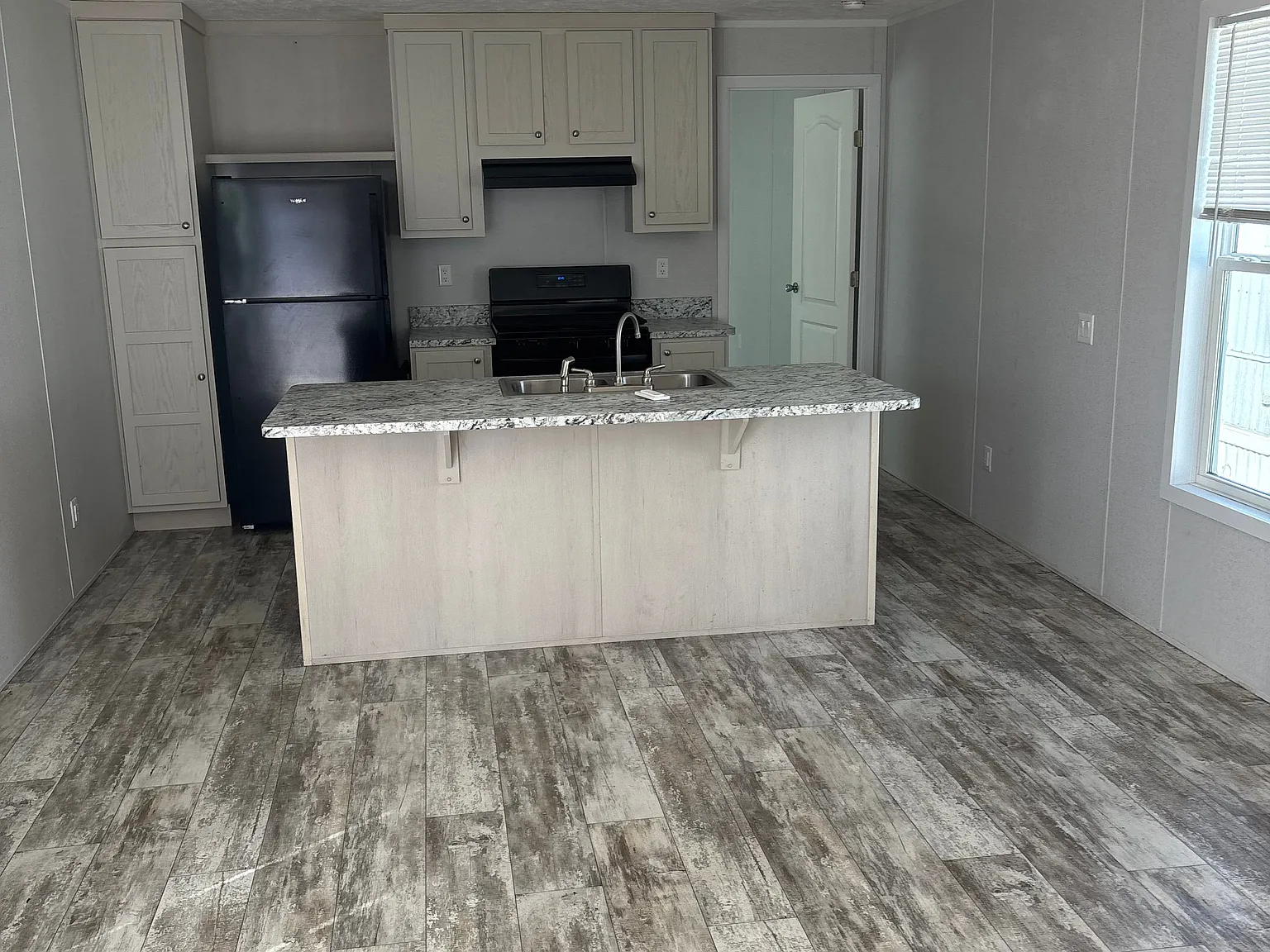 10682 Hawthorn Rd — Photo 1
