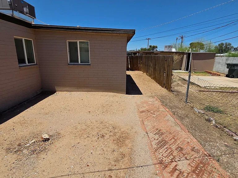 2433 E Cameron Vis — Photo 19
