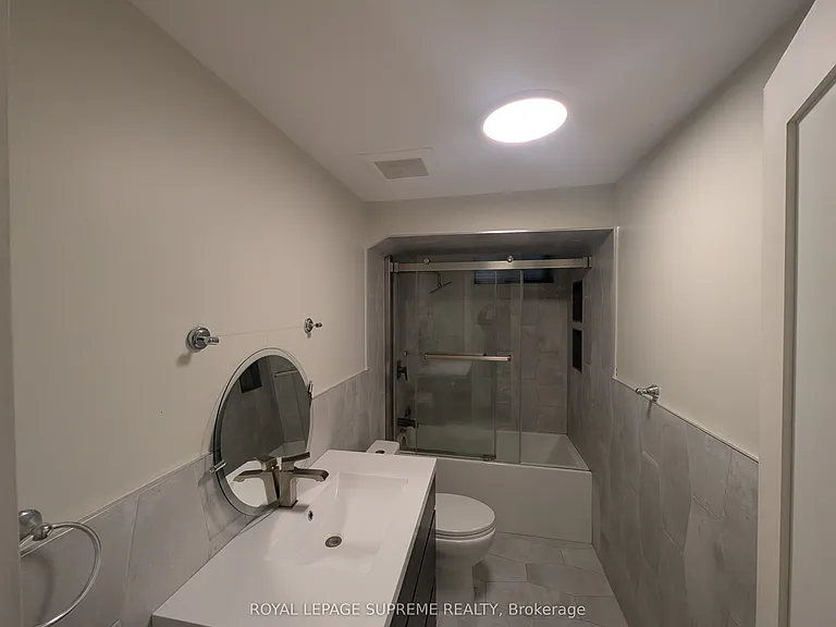 2132 A Dundas St W #LOWER — Photo 11