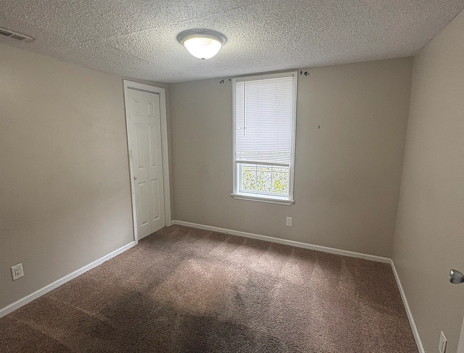 3 bed 1 bath - Great location! — Photo 2
