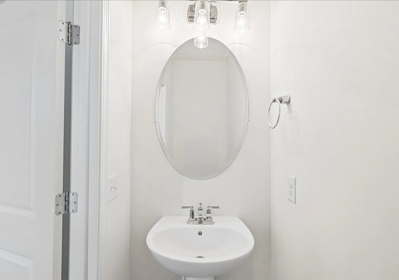Beautiful 4 Bed/2.5 Bath Home in The Commons! — Photo 4