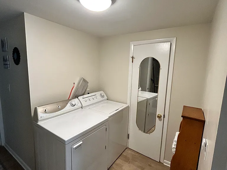 913 Rockland Ave — Photo 6